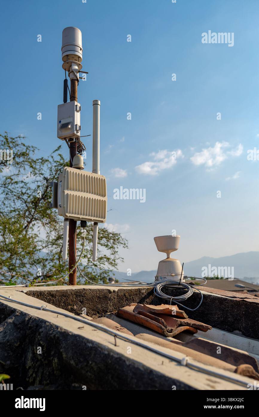 Wetterstation auf dem Dach und Kommunikationsgeräte zur Erfassung von Umweltdaten. Stockfoto