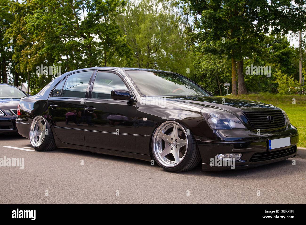 Vilnius, Litauen - 31 05.05.2025 - Vorderteil eines schwarzen Lexus LS430 UCF30 mit negativem Sturz und polierten, tiefschaligen Rädern, abgesenktem Stand und Custo Stockfoto