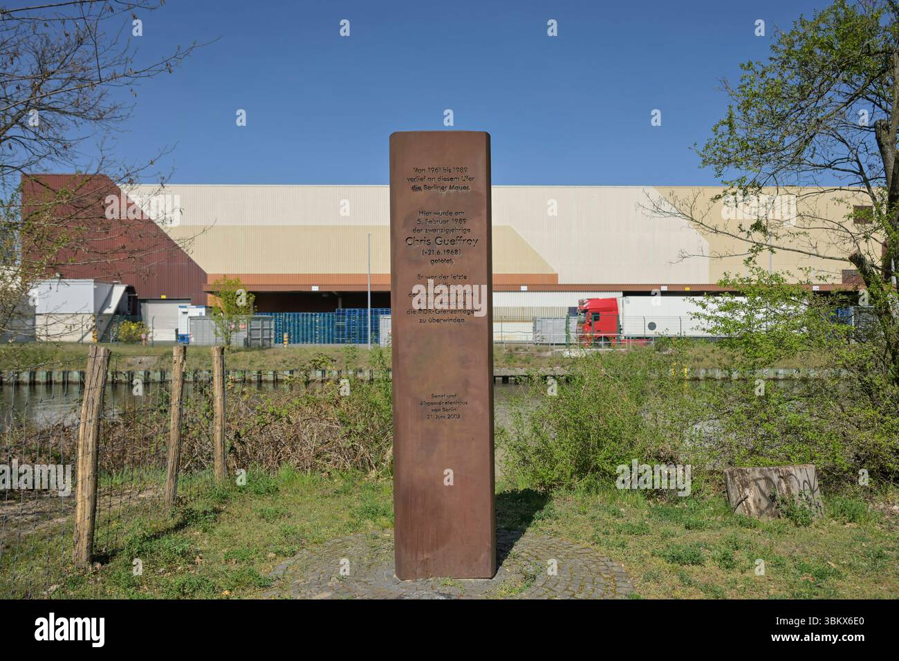 Stele, Denkmal Chris Gueffroy, Mauertoter, Ufer Britzer Zweigkanal, Bezirk Treptow-Köpenick, Berlin, Deutschland *** Stele, Denkmal für Chris Gueffroy, Wall Dead, Bank des Britzer Zweigkanals, Bezirk Treptow Köpenick, Berlin, Deutschland Stockfoto
