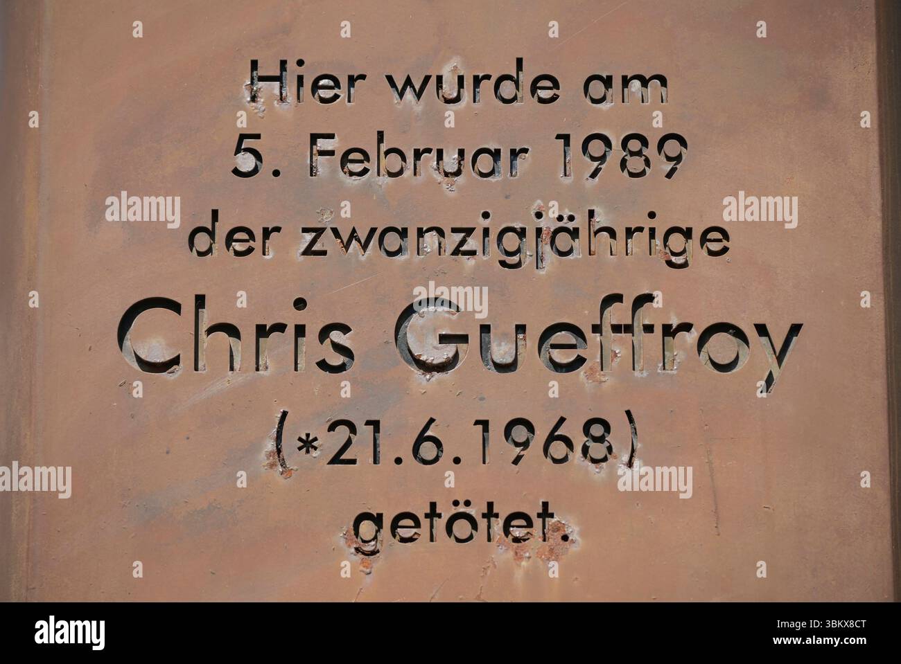 Stele, Denkmal Chris Gueffroy, Mauertoter, Ufer Britzer Zweigkanal, Bezirk Treptow-Köpenick, Berlin, Deutschland *** Stele, Denkmal für Chris Gueffroy, Wall Dead, Bank des Britzer Zweigkanals, Bezirk Treptow Köpenick, Berlin, Deutschland Stockfoto