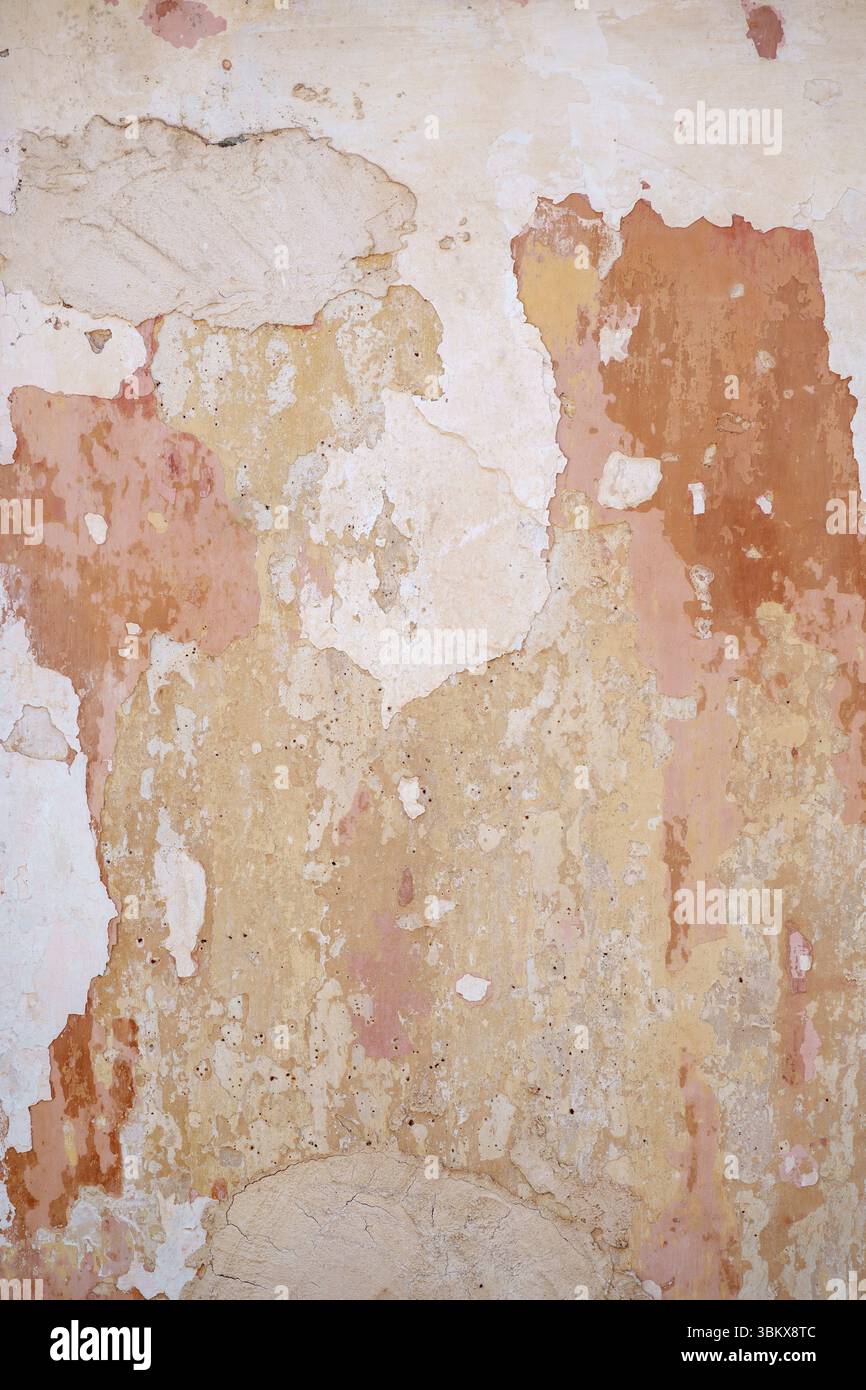 Ein Bereich mit verstörter, lackierter Wand, durch die viele Schichten Farbe abblättert Stockfoto