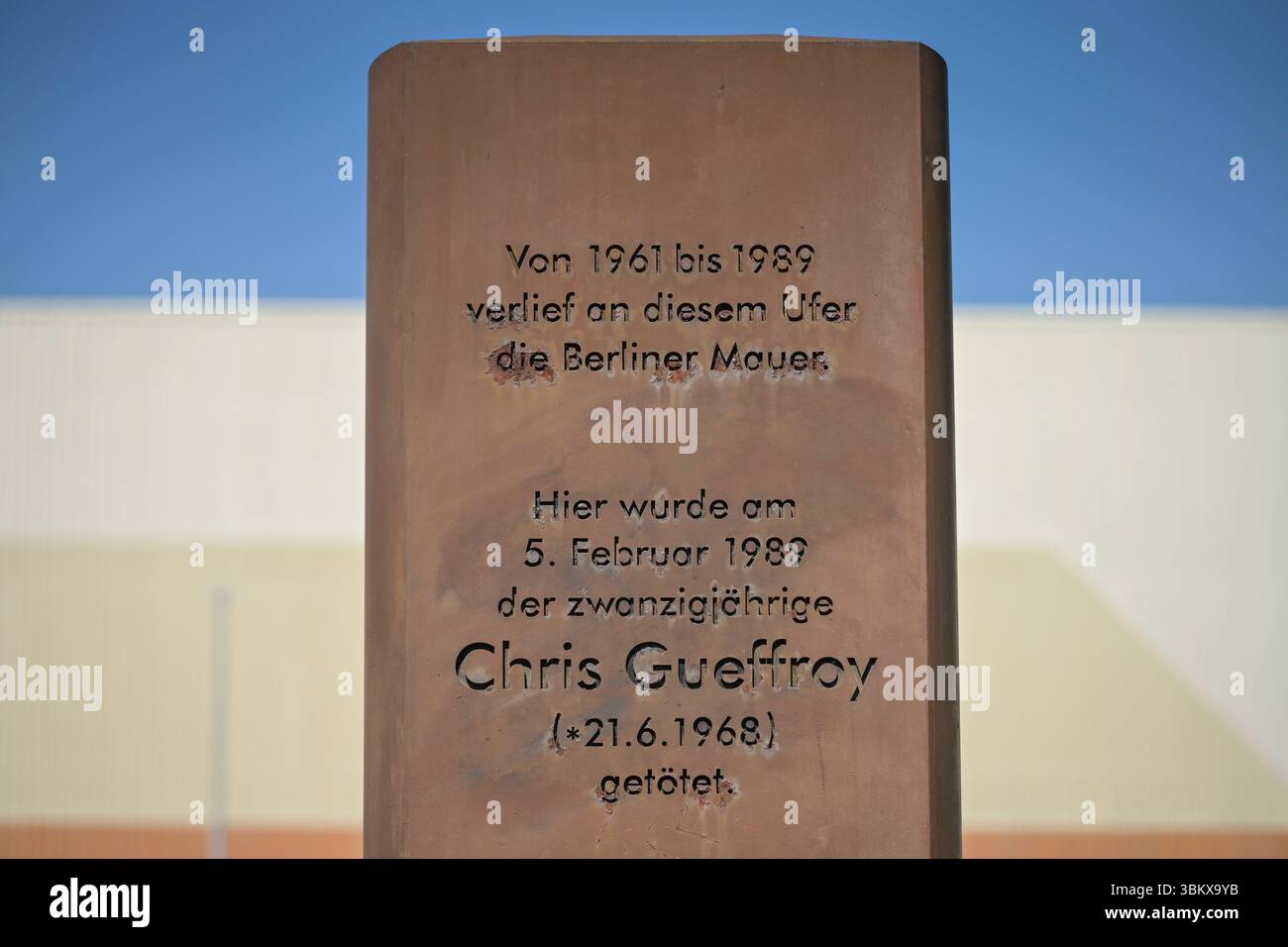 Stele, Denkmal Chris Gueffroy, Mauertoter, Ufer Britzer Zweigkanal, Bezirk Treptow-Köpenick, Berlin, Deutschland *** Stele, Denkmal für Chris Gueffroy, Wall Dead, Bank des Britzer Zweigkanals, Bezirk Treptow Köpenick, Berlin, Deutschland Stockfoto