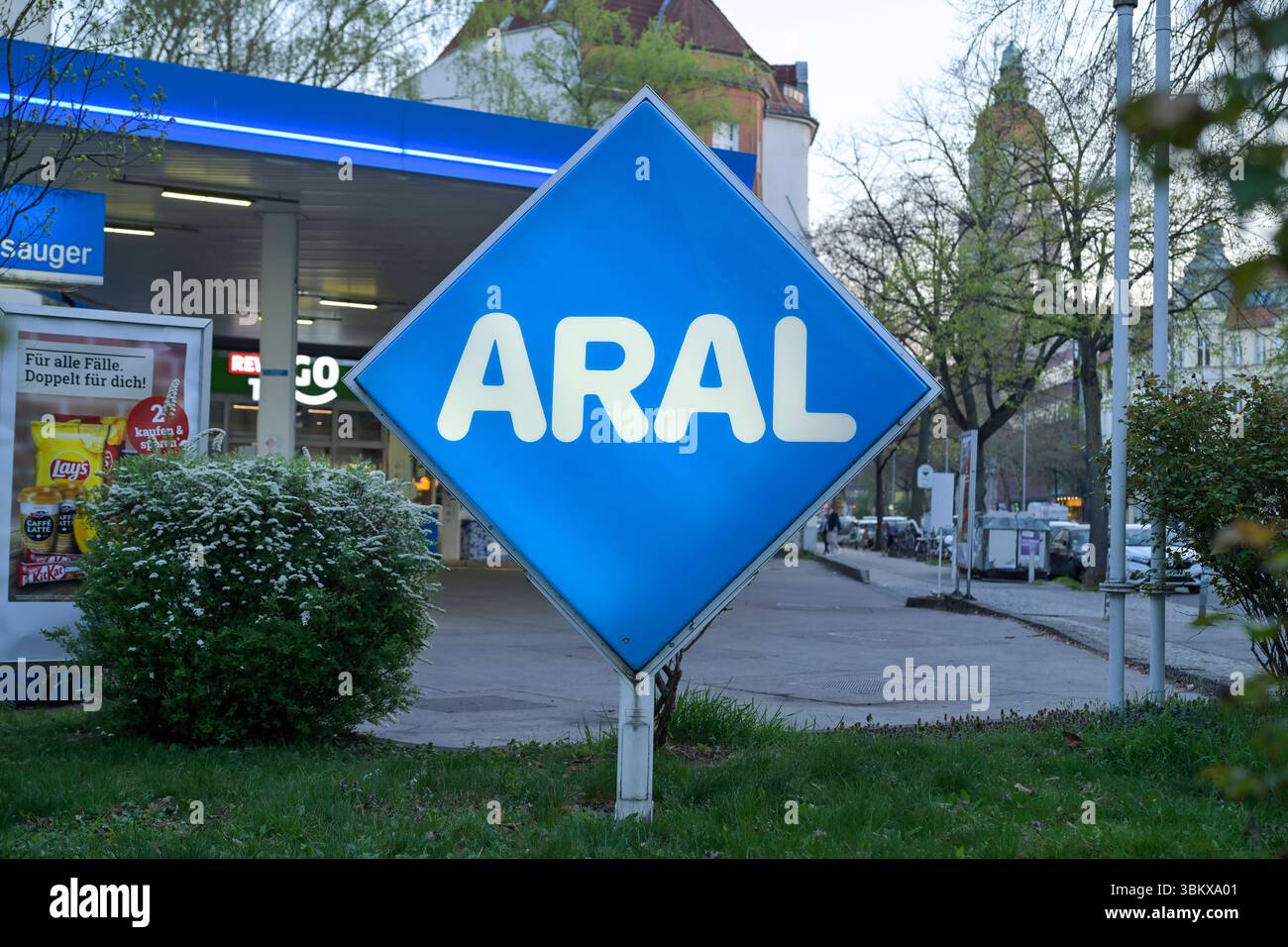 Aral Tankstelle, Hauptstraße, Schöneberg, Bezirk Tempelhof-Schöneberg, Berlin, Deutschland *** Aral-Tankstelle, Hauptstraße, Schöneberg, Tempelhof Schöneberg, Berlin, Deutschland Stockfoto