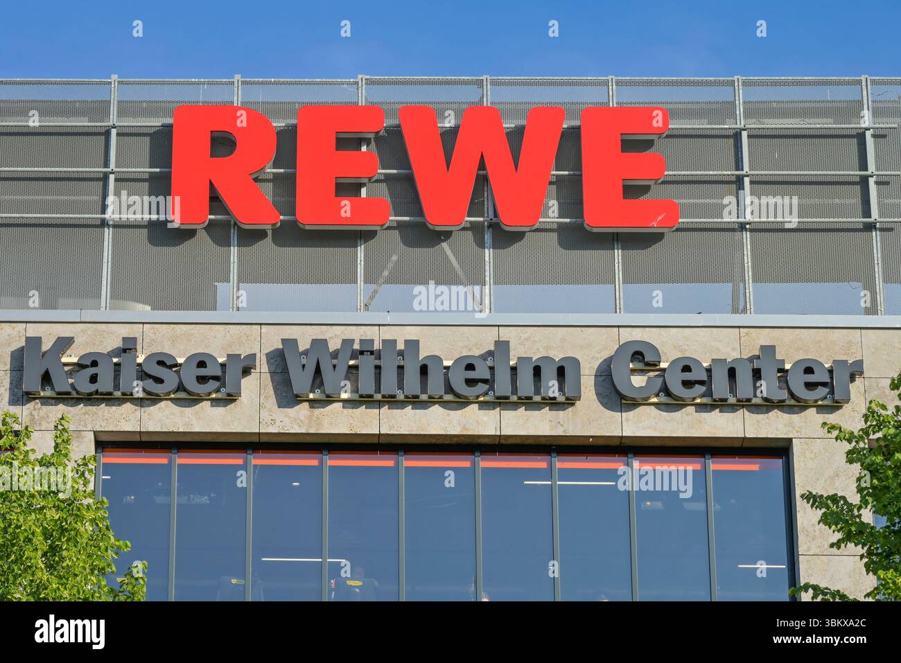 Rewe Werbung, Kaiser-Wilhelm-Center, Hauptstraße, Schöneberg, Bezirk Tempelhof-Schöneberg, Berlin, Deutschland Stockfoto