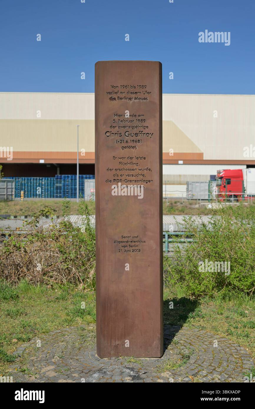 Stele, Denkmal Chris Gueffroy, Mauertoter, Ufer Britzer Zweigkanal, Bezirk Treptow-Köpenick, Berlin, Deutschland Stockfoto