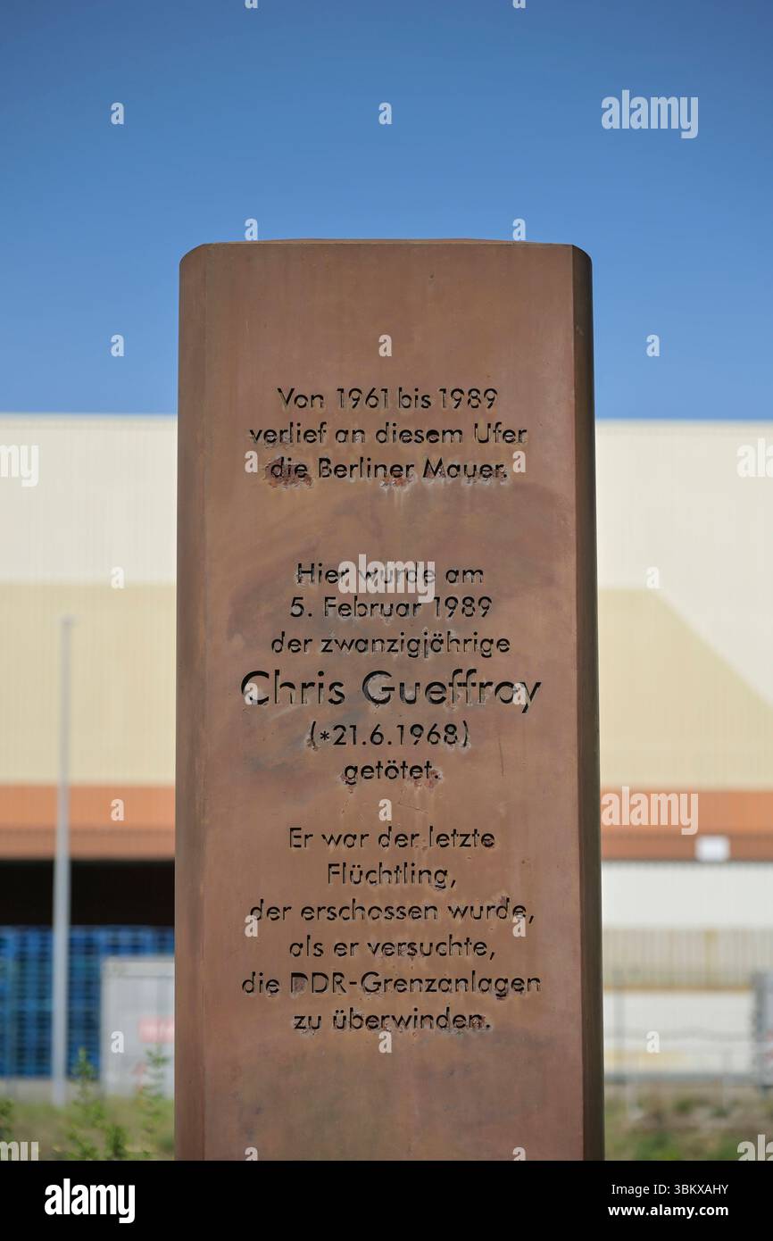 Stele, Denkmal Chris Gueffroy, Mauertoter, Ufer Britzer Zweigkanal, Bezirk Treptow-Köpenick, Berlin, Deutschland *** Stele, Denkmal für Chris Gueffroy, Wall Dead, Bank des Britzer Zweigkanals, Bezirk Treptow Köpenick, Berlin, Deutschland Stockfoto