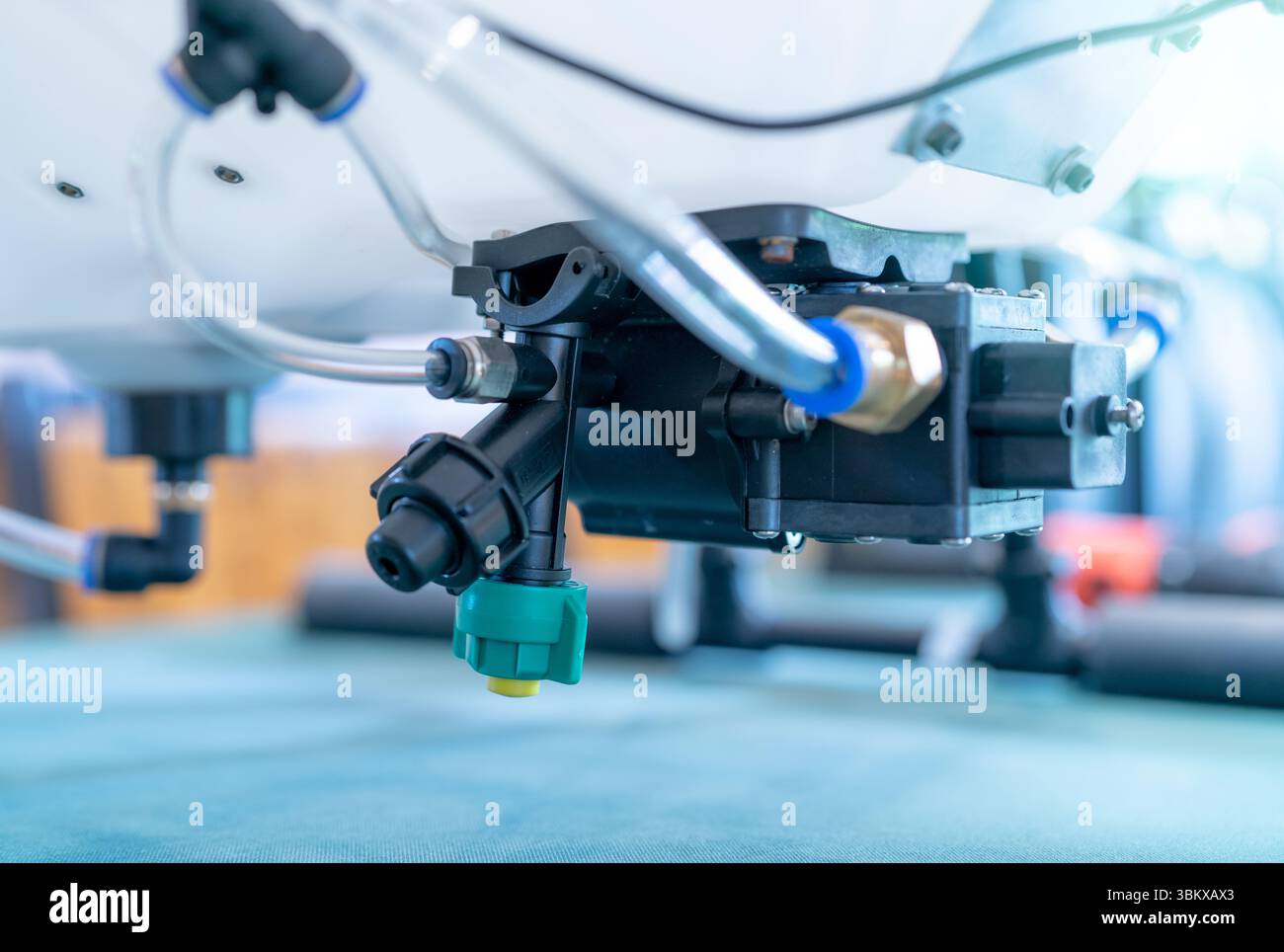 Nahaufnahme eines Magnetventils und einer Spritzdüse für Chemikalien. High-Tech-Drohne für die Landwirtschaft, die für die präzise Pestizid- und Düngemittelspritzung in der Moderne verwendet wird Stockfoto