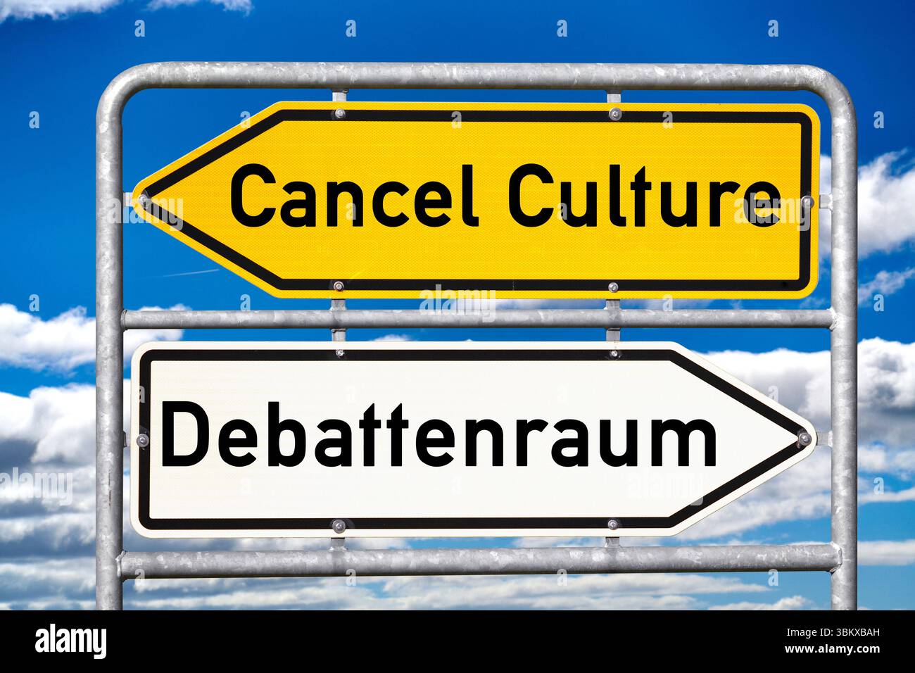 Bayern, Deutschland - 23. Juni 2025: FOTOMONTAGE, Wegweiser mit den Begriffen Cancel Culture and Debate Space vor blauem Himmel. Das Bild symbolisiert den Kontrast zwischen Diskussion und Ausgrenzung in aktuellen sozialen Konflikten und offen gesprochenen Worten. *** FOTOMONTAGE, Wegweiser mit den Begriffen Cancel Culture und Debattenraum vor blauem Himmel. Das Bild symbolisiert den Gegensatz zwischen Diskussion und Ausgrenzung in aktuellen gesellschaftlichen Konflikten und offenen gesprochenen Worten bzw. Würze. Stockfoto