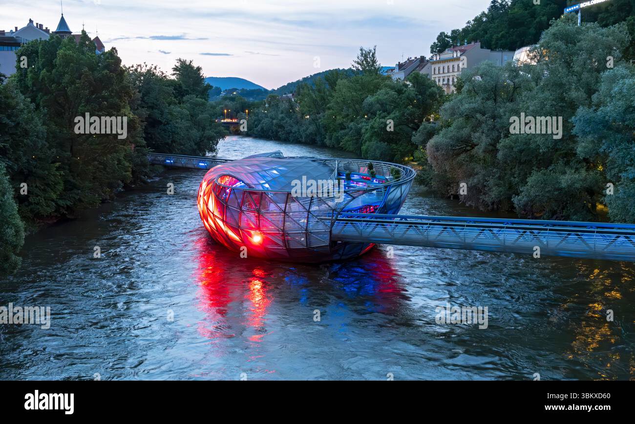 Murinsel schwimmende Insel an der Mur bei Nacht, Graz, Österreich Stockfoto