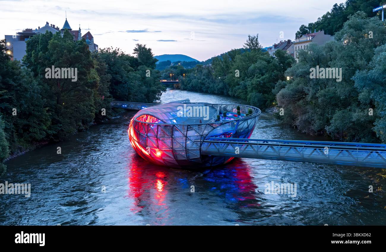 Murinsel schwimmende Insel an der Mur bei Nacht, Graz, Österreich Stockfoto