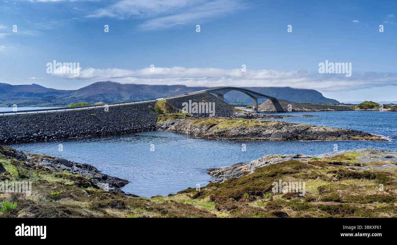 Wunderschöne Küstenbrücke, die klares Wasser überspannt und eine malerische felsige Küste unter klarem Himmel bietet, bietet atemberaubende Ausblicke, die perfekt zum Erkunden der Natur sind Stockfoto