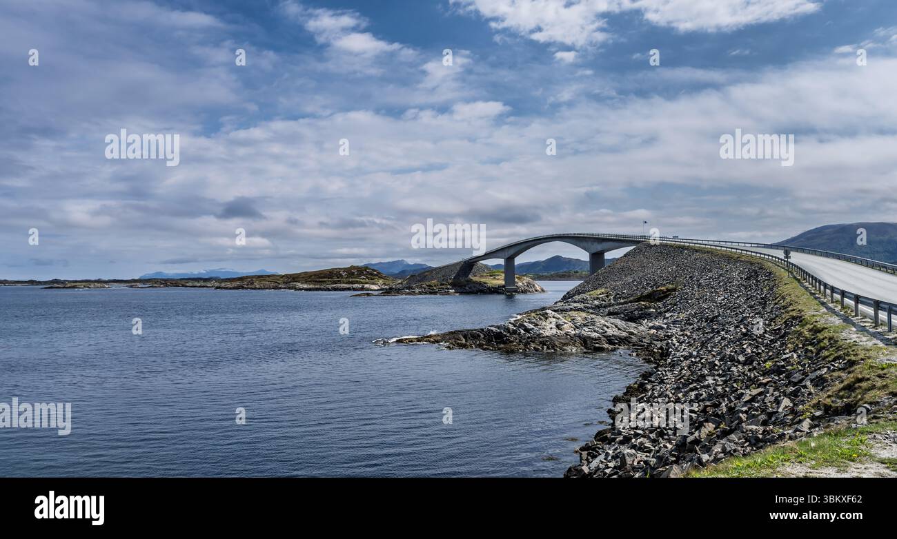 Wunderschöne Küstenbrücke, die klares Wasser überspannt und eine malerische felsige Küste unter klarem Himmel bietet, bietet atemberaubende Ausblicke, die perfekt zum Erkunden der Natur sind Stockfoto
