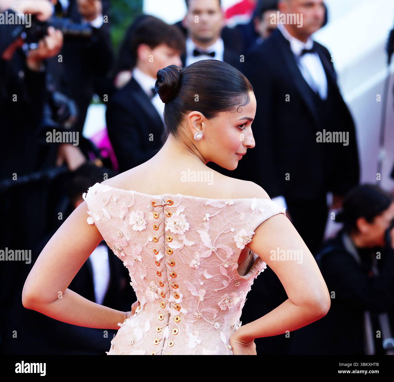 Alya b badiiy fotosurat bilan uchrashdi