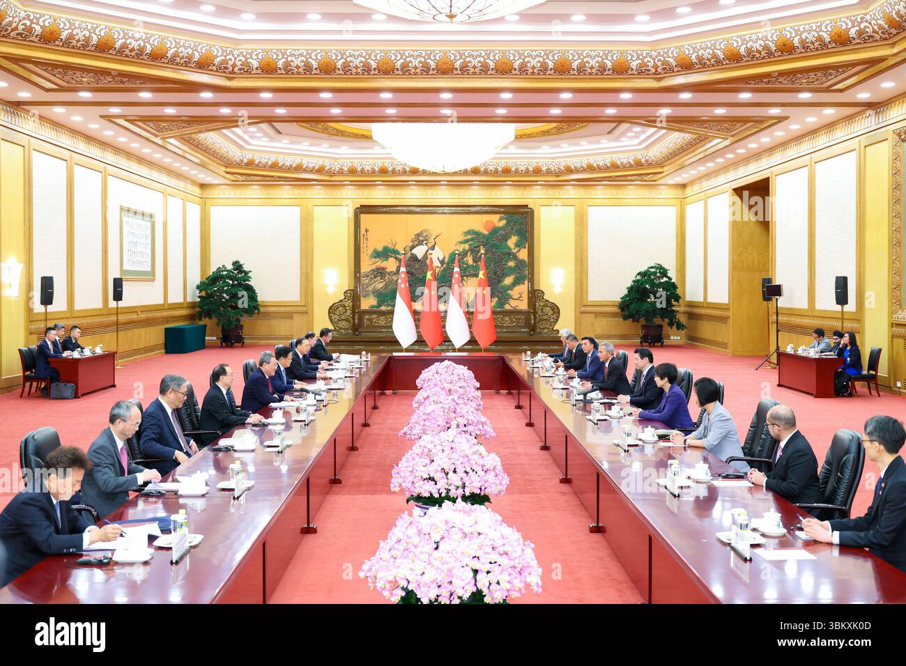 Peking, China. Juni 2025. Der chinesische Premierminister Li Qiang führt Gespräche mit dem Premierminister Singapurs Lawrence Wong, der sich auf einem offiziellen Besuch in China befindet, in der Großen Halle des Volkes in Peking, der Hauptstadt Chinas, am 23. Juni 2025. Quelle: Liu Bin/Xinhua/Alamy Live News Stockfoto