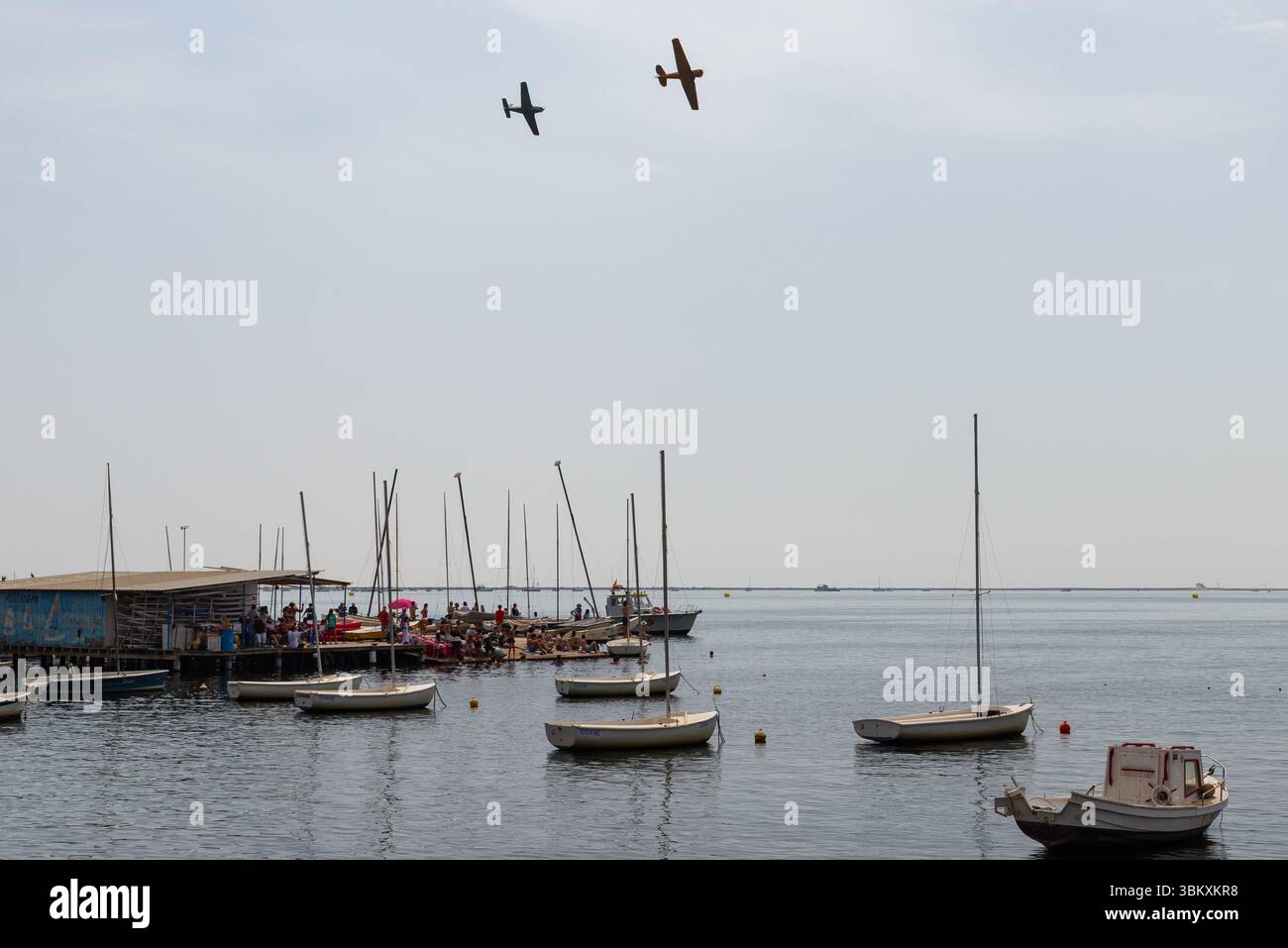 Fundación Infante de Orleans - FIO - North American T-6 Texan & Beechcraft T-34 Mentor Flugzeuge fliegen beim AIRE25 Air Festival in San Javier, Murcia Stockfoto