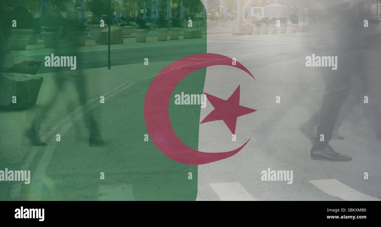 Fußgänger, die einen Zebraübergang auf der Stadtstraße unter algerischer Flagge überqueren Stockfoto