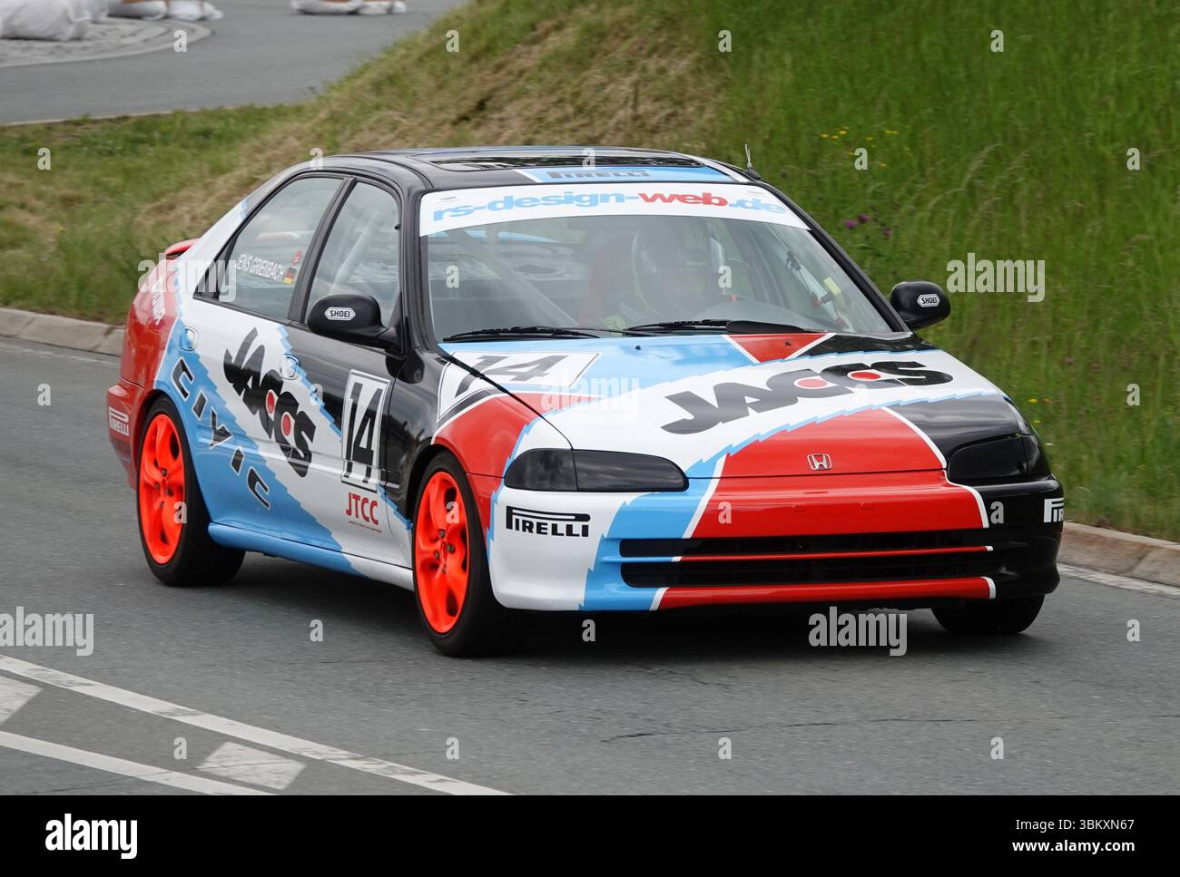 Farbenfroher Rennwagen beim ADMV Classic Motorsport Event in Ostdeutschland. Stockfoto