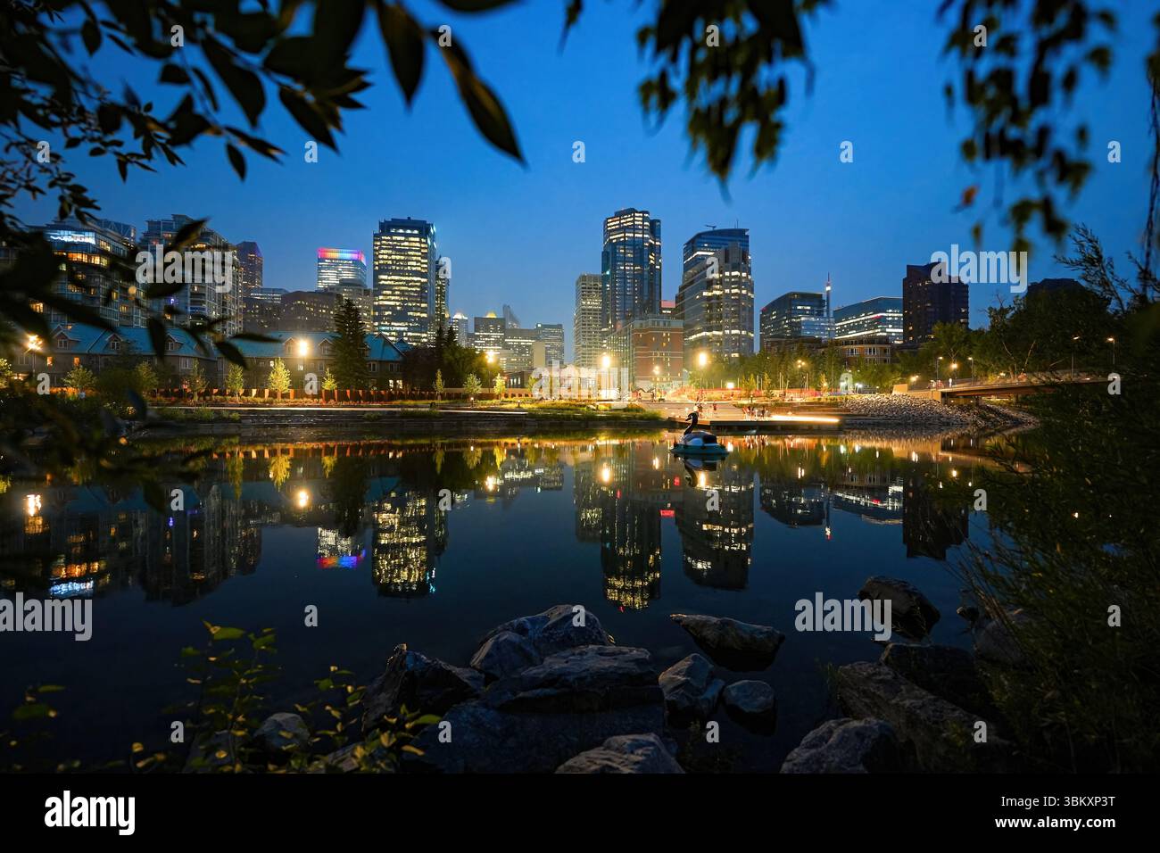 Calgarys Skyline aus dem Prince's Island Park in der Abenddämmerung in Alberta, Kanada Stockfoto