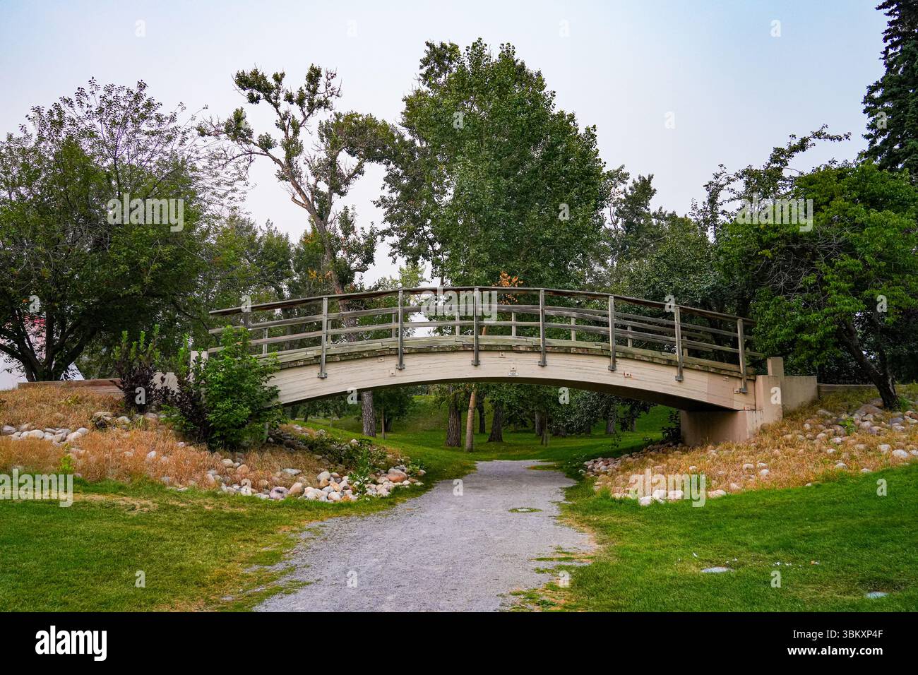 Fußgängerbrücke im Prince's Island Park in Calgary, Alberta, Kanada Stockfoto