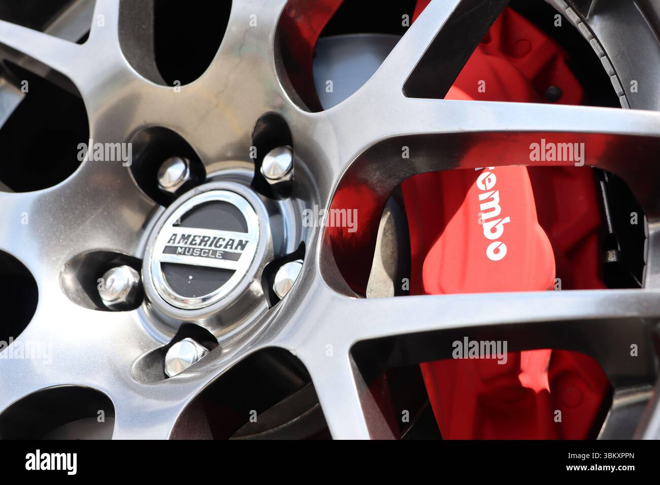 09.3.2025 Moldawien Ein elegantes Rad mit auffälligen roten Bremssätteln, das herausragendes Automobildesign und Ingenieurskunst in Szene setzt Stockfoto