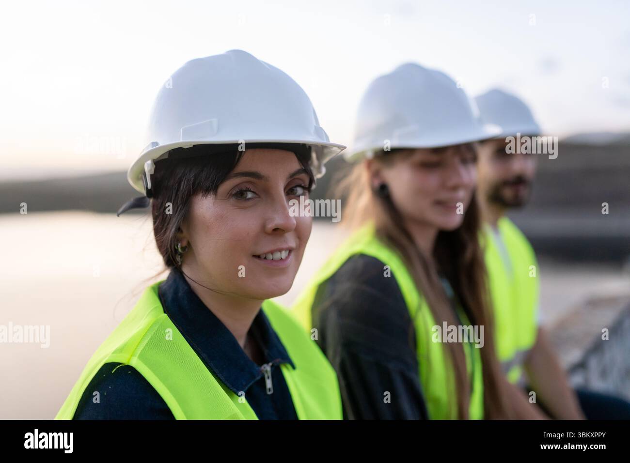 Team von Ingenieuren, die auf der Baustelle Sicherheitsausrüstung tragen Stockfoto
