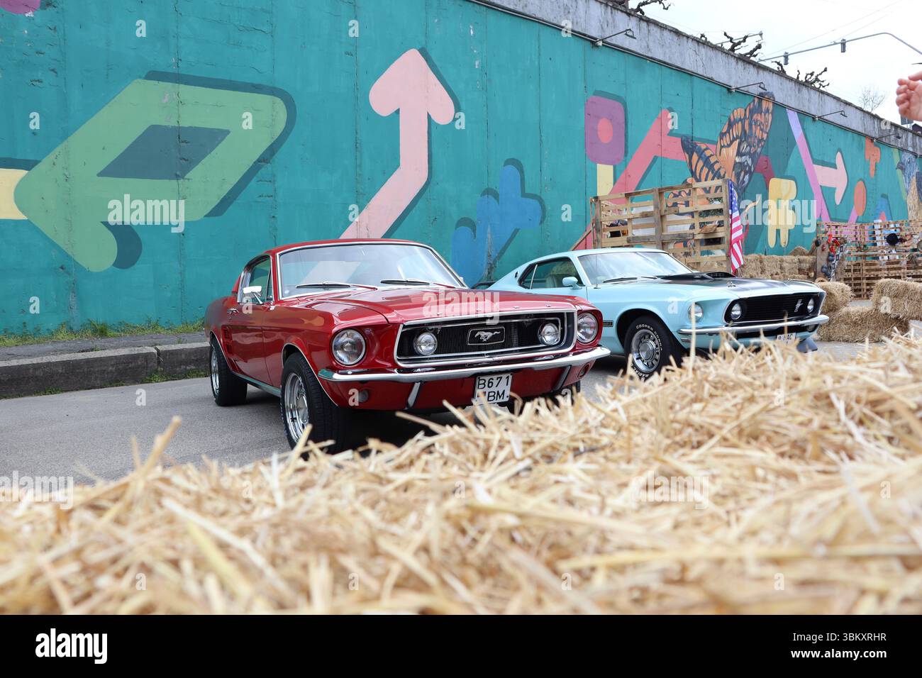 09.3.2025 Moldawien auffällige Vintage Ford Mustangs, die vor einem lebendigen und farbenfrohen Hintergrund mit Wandgemälden wunderschön präsentiert werden Stockfoto