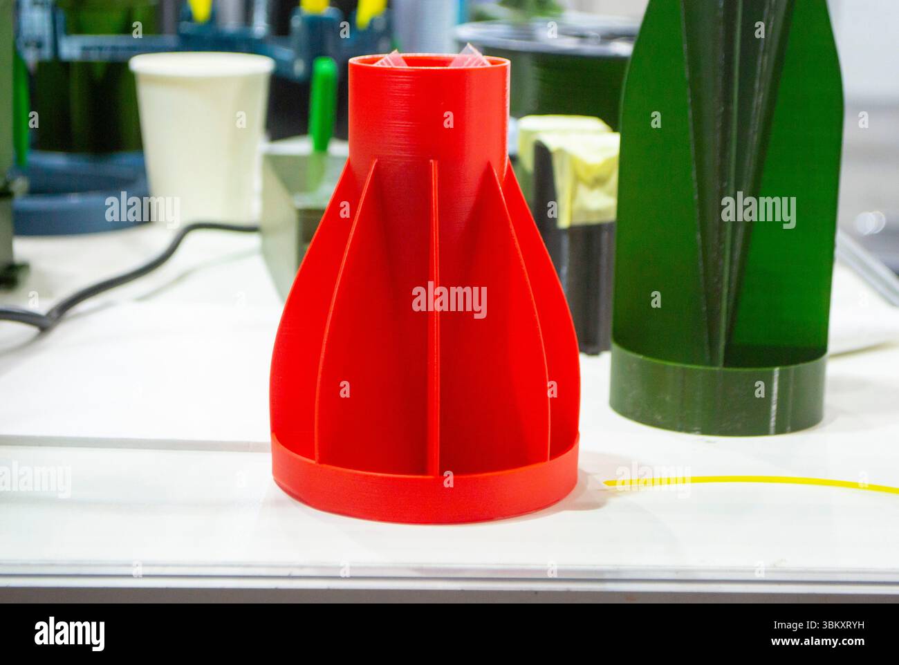 Auf 3D-Drucker aus geschmolzenem Kunststoff gedruckter Schaftstabilisator. Auf 3D-Drucker erstellte Stabilisierungsschweife. Prototypenmodell der Raketenbombenspitze, gedruckt auf 3D-Drucker. Moderne innovative 3D-Drucktechnologie Stockfoto