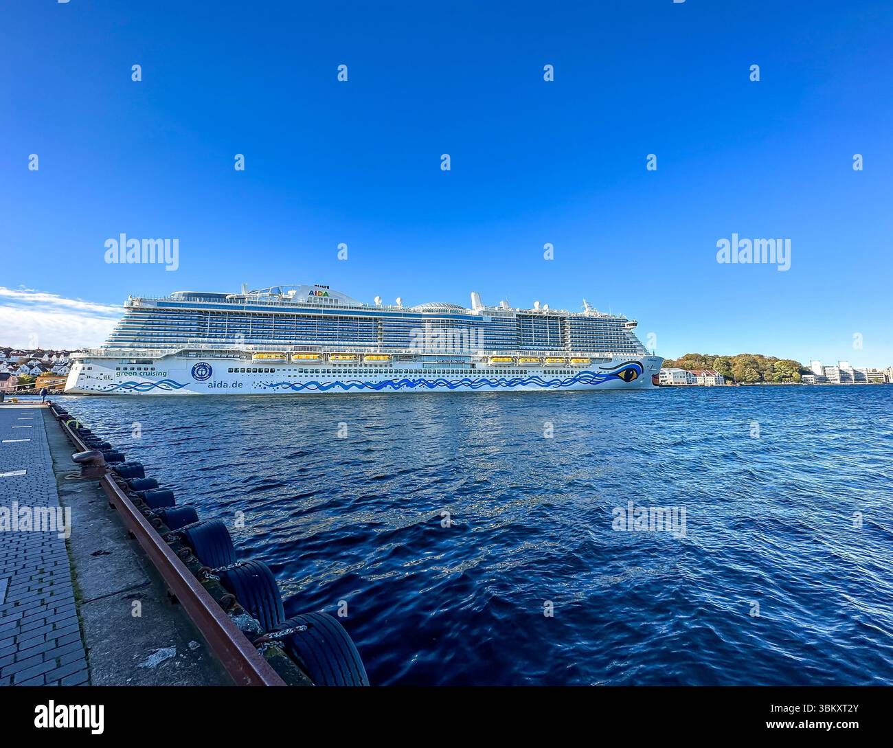 Stavanger Hafen: AIDA Cruises Schiff am Kai - Smartphone-aufgenommenes Stockfoto