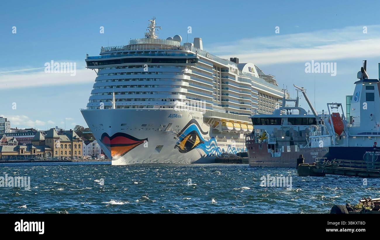Stavanger Hafen: AIDA Cruises Schiff am Kai - Smartphone-aufgenommenes Stockfoto