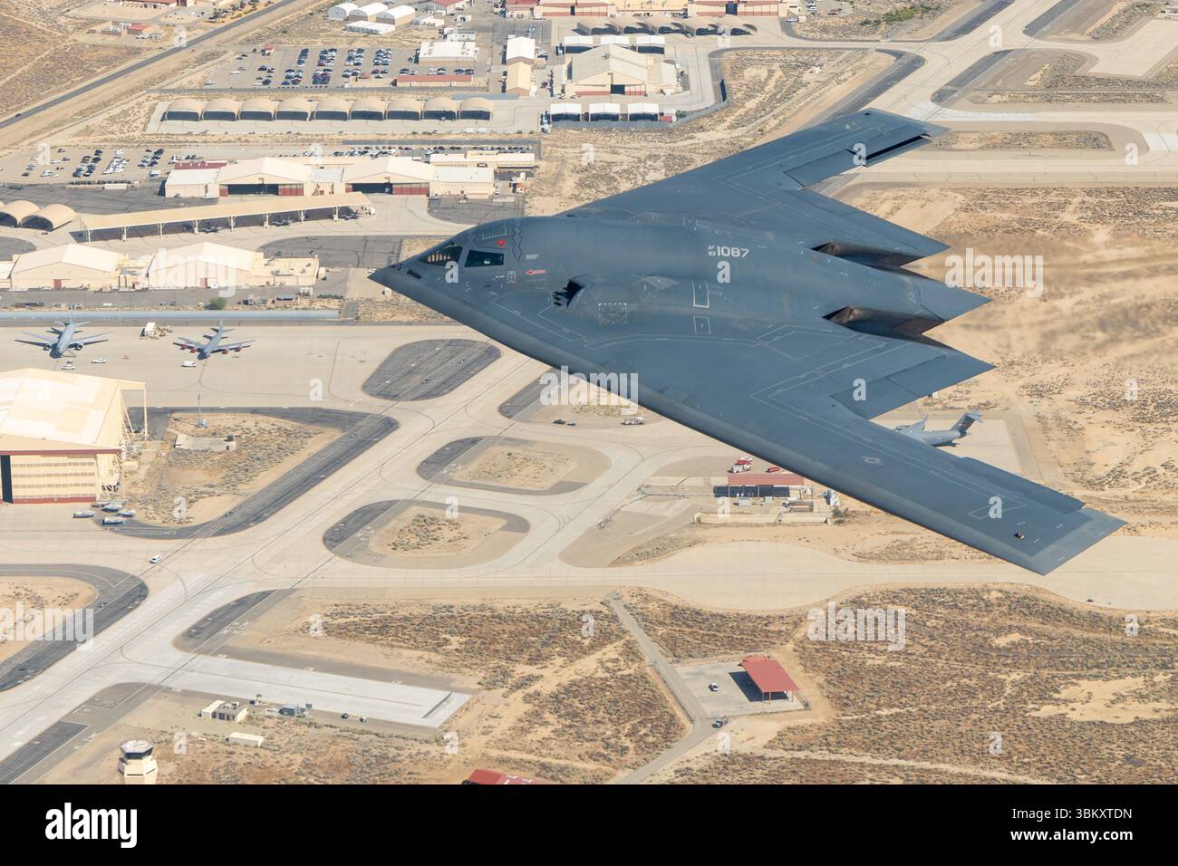 Der B-2 Spirit Stealth Bomber fliegt über der Edwards Air Force Base, Kalifornien, bevor er am 17. Juli 2024 landet. (USA) Stockfoto