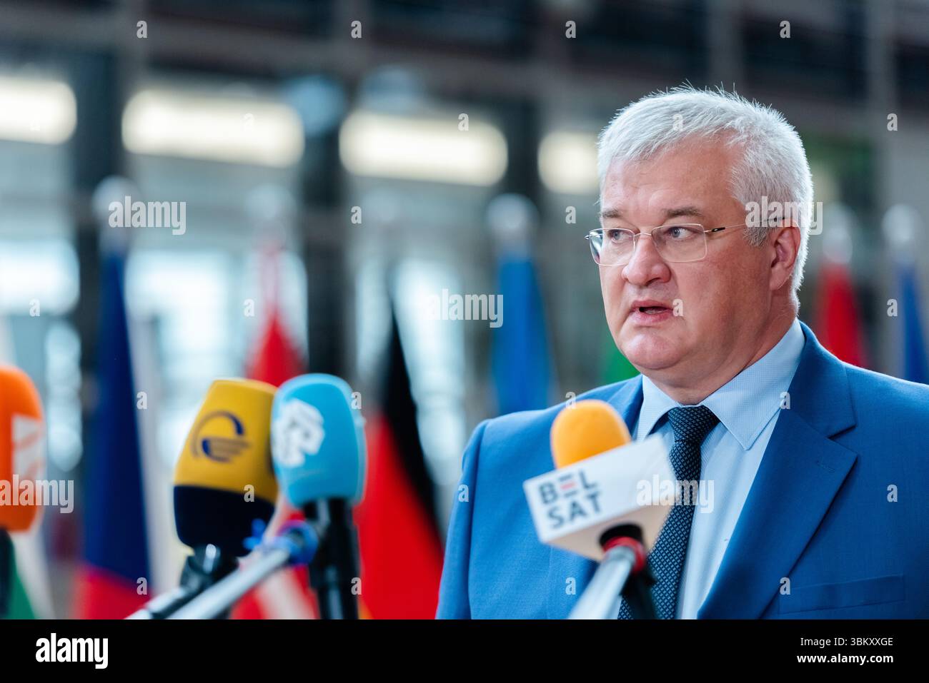 BRÜSSEL, BELGIEN - 23. JUNI 2025 Kaja KALLAS, hohe Vertreterin der EU für Außen- und Sicherheitspolitik, spricht bei ihrer Ankunft mit den Medien, um an einer Tagung des Rates für Auswärtige Angelegenheiten der EU im Europa-Gebäude, dem Sitz des EU-Rates in Brüssel, Belgien, teilzunehmen. Die Außenminister der EU werden nach einem informellen Austausch mit dem ukrainischen Außenminister Andrii Sybiha die russische Aggression gegen die Ukraine sowie die jüngsten Entwicklungen im Nahen Osten nach den israelischen und US-amerikanischen Streiks gegen den Iran und die Reaktion Irans erörtern. Kredit: Morfo SAVVA | Alamy Live News Stockfoto