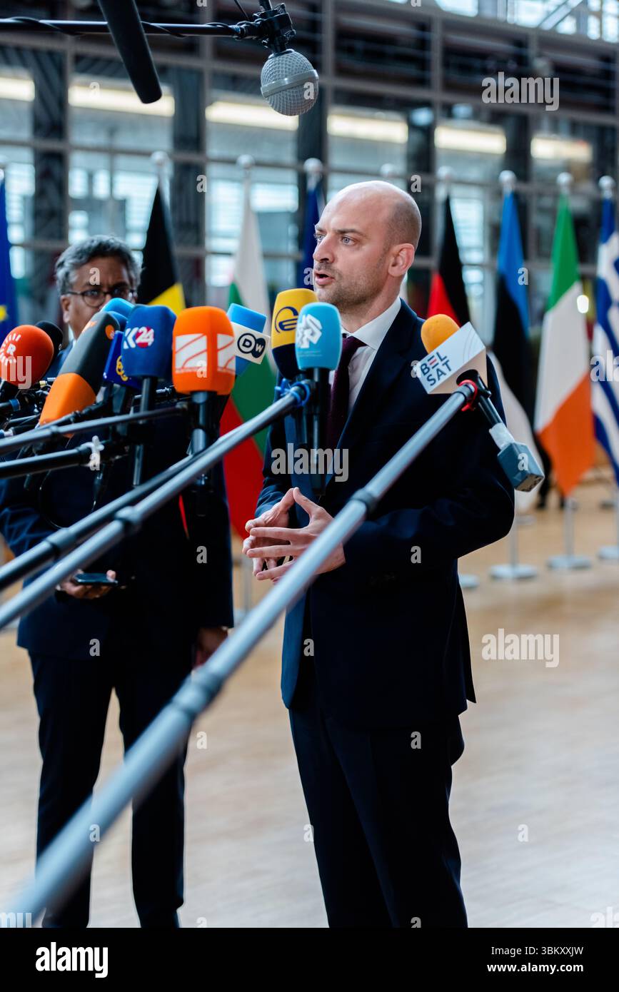 BRÜSSEL, BELGIEN - 23. JUNI 2025 Kaja KALLAS, hohe Vertreterin der EU für Außen- und Sicherheitspolitik, spricht bei ihrer Ankunft mit den Medien, um an einer Tagung des Rates für Auswärtige Angelegenheiten der EU im Europa-Gebäude, dem Sitz des EU-Rates in Brüssel, Belgien, teilzunehmen. Die Außenminister der EU werden nach einem informellen Austausch mit dem ukrainischen Außenminister Andrii Sybiha die russische Aggression gegen die Ukraine sowie die jüngsten Entwicklungen im Nahen Osten nach den israelischen und US-amerikanischen Streiks gegen den Iran und die Reaktion Irans erörtern. Kredit: Morfo SAVVA | Alamy Live News Stockfoto