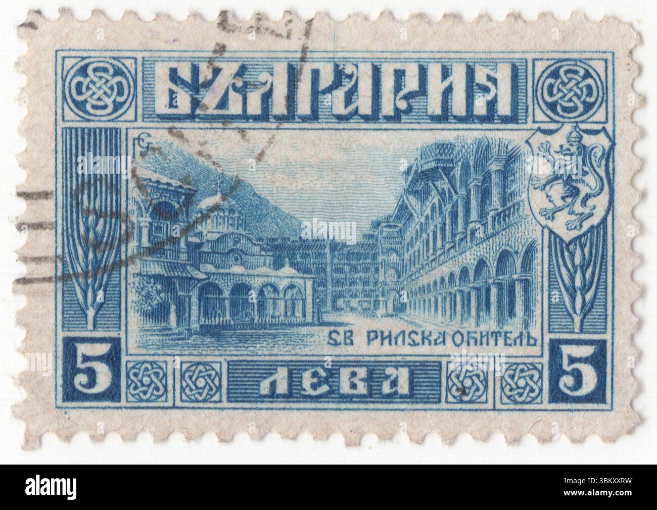 BULGARIEN — 23. März 1921: 5 Lev hellblaue Briefmarke mit Blick auf das Kloster Rila. Das Kloster des Heiligen Johannes von Rila (Sveti Ivan Rilski) ist das größte und berühmteste orthodoxe Kloster Bulgariens. Es liegt im südwestlichen Rila-Gebirge, im tiefen Tal des Rilska-Flusses („Rila-Fluss“), im Naturpark des Klosters Rila. Das Kloster ist nach seinem Gründer, dem Einsiedler Iwan von Rila (876–946 n. Chr.) benannt und im 10. Jahrhundert gegründet. Das Kloster Rila gilt als eines der wichtigsten kulturellen, historischen und architektonischen Denkmäler Bulgariens Stockfoto