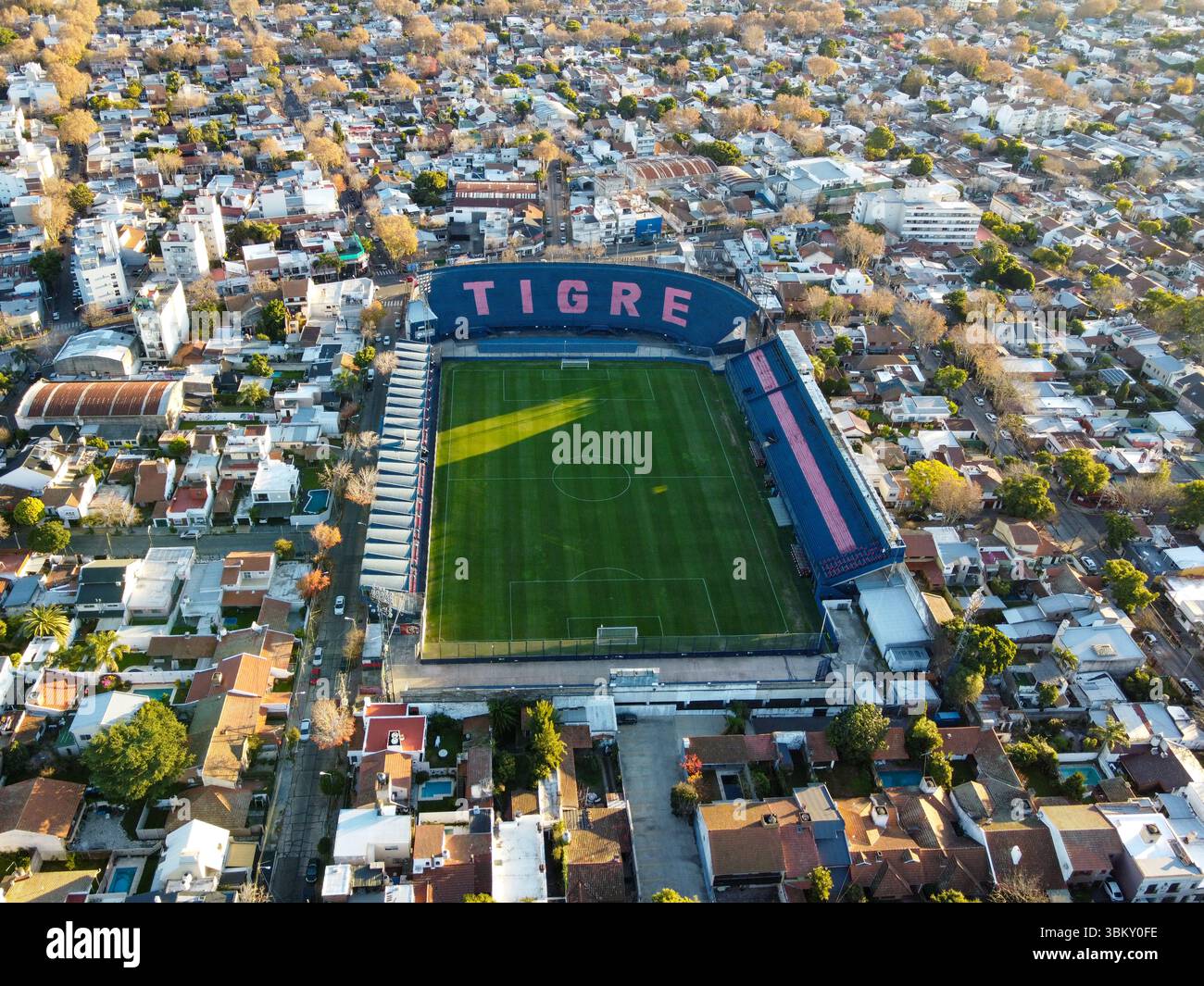 Die Osttribüne des Estadio Jose Dellagiovanna in Victoria, Buenos Aires und Heimat des Club Atletico Tigre, leuchtet in der späten Sonne Stockfoto