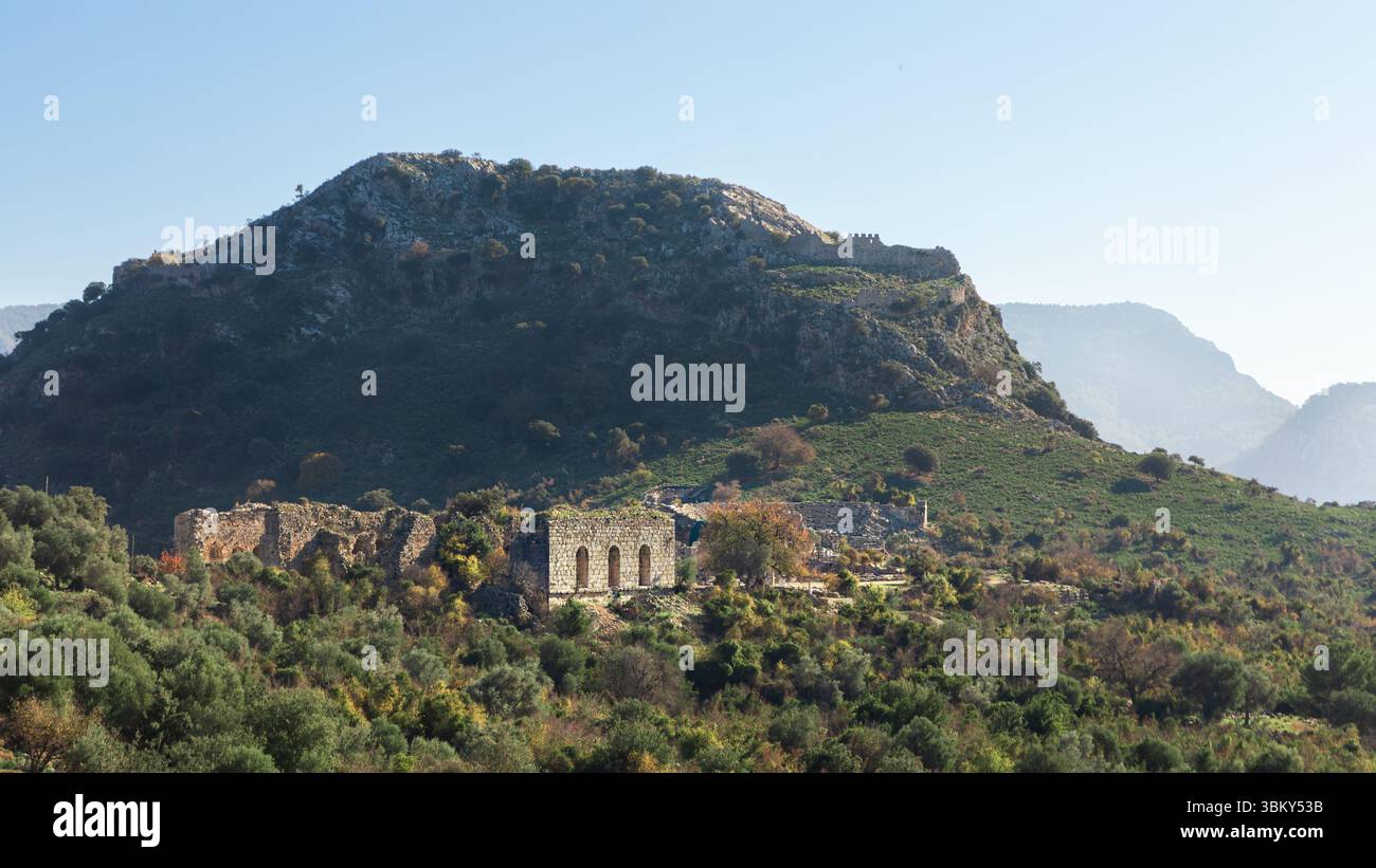 Akropolis, Theater, Tempel der antiken griechischen Stadt Kaunos in Caria oder Caunus in römischer Zeit in Anatolien. Berühmte historische Stätte. Beliebter Ort für fami Stockfoto