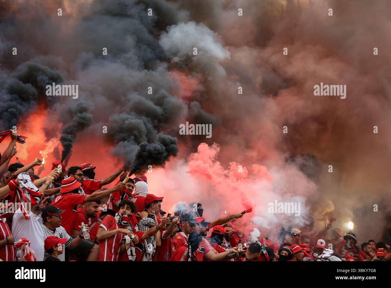Philadelphia, USA. Juni 2025. Die Fans von Wydad AC lassen während des Spiels Juventus vs Wydad AC FIFA Club World Cup im Lincoln Financial Field, Philadelphia, Rauchbomben und Lichtergüsse los. Der Bildnachweis sollte lauten: Jonathan Moscrop/Sportimage Credit: Sportimage Ltd/Alamy Live News Stockfoto