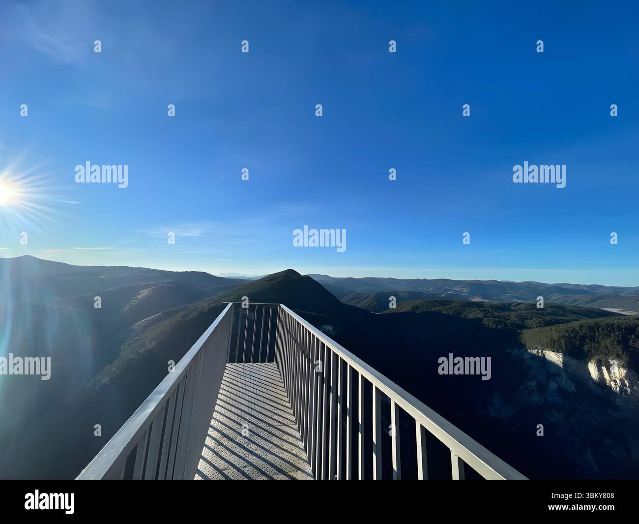 „Adlerauge“ in Bulgarien. Dieser beliebte Touristenort bietet einen atemberaubenden Blick auf die umliegenden Berge und ist ein beliebtes Reiseziel für Wanderer. Stockfoto