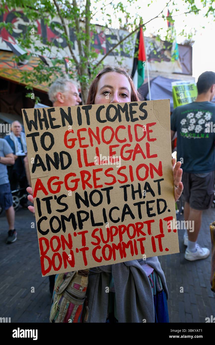 London, Großbritannien. Juni 2025. Stop the war Coalition veranstaltete eine Demonstration gegenüber der US-Botschaft, in der sie die Bombardierung des Iran durch die USA deprimierte Credit: Monkey Butler Images/Alamy Live News Stockfoto