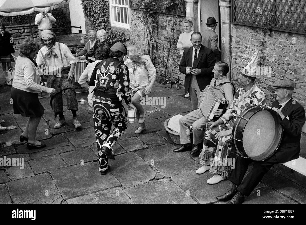 Englische Folklore traditioneller Tanz und Volksmusik im Cross Keys Inn Public House im Dorf. Ein traditionelles fest im Dorf. Bellerby Fest. Bellerby, North Yorkshire, England 1973 1970er Jahre Großbritannien HOMER SYKES Stockfoto