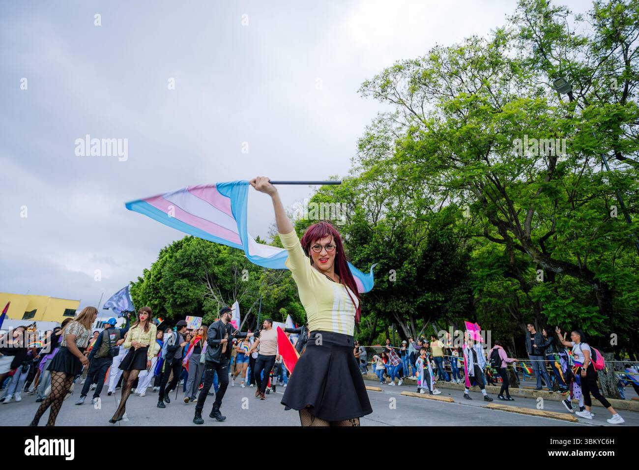 Eine Transsexuelle hebt während des LGBT+ Pride March die Transgender-Flagge mit Stolz. Das Bild stellt Empowerment, Sichtbarkeit und Geschlechts-ID dar Stockfoto
