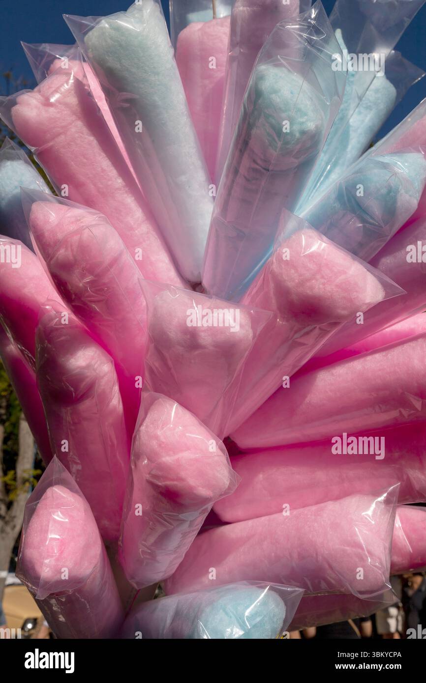 Verkäufer von Zuckerwatte in Plastiktüten - Verkauf von Zuckerwatte im Vergnügungspark. Brasilien Stockfoto