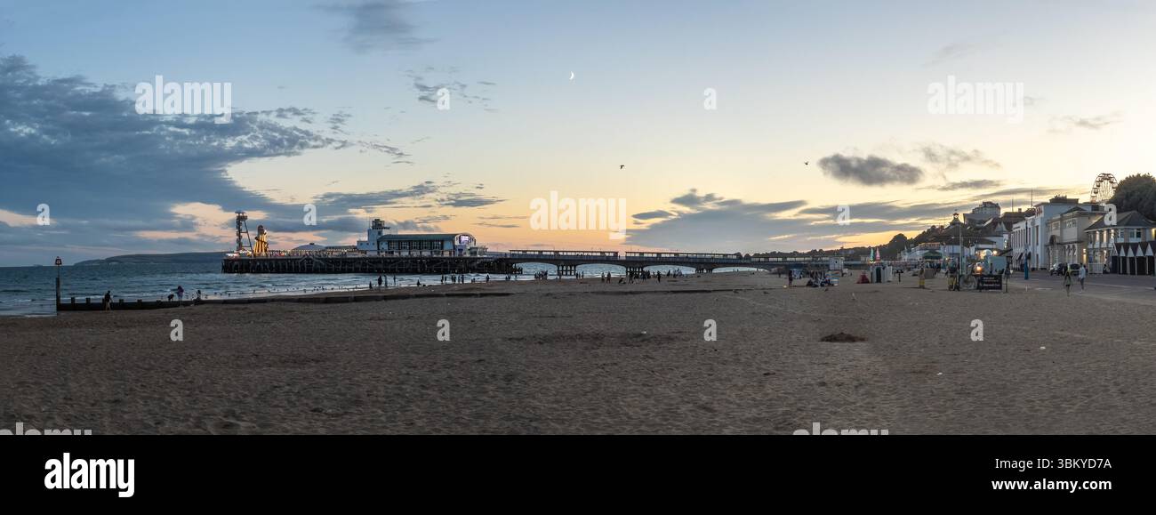 East Cliff Beach, Bournemouth, Großbritannien - 21. August 2023: Bournemouth Beach und Pier bei Sonnenuntergang. Stockfoto