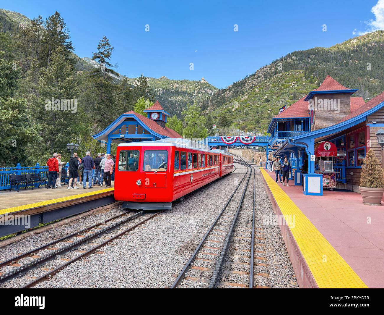 Manitou Springs, Colorado, USA - 21. Mai 2025: Panoramablick auf einen Zug auf der Manitou and Pike's Peak Cog Railway am Basisbahnhof Stockfoto