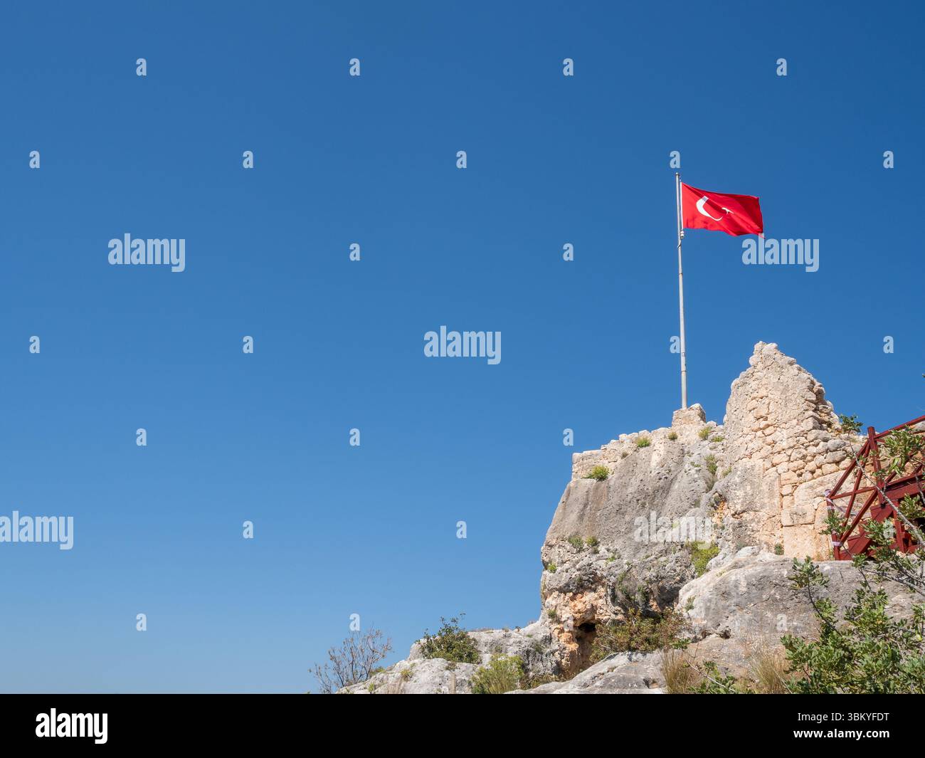 Eine türkische Flagge fliegt auf den Ruinen der Burg Boyabat in der Türkei, einem historischen Wahrzeichen und Touristenziel. Stockfoto