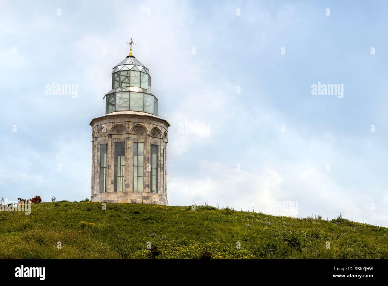 Riesige Steinbriefe, die das einzigartige Drehbuch der Nation feiern, stehen vor der dramatischen Kulisse des Mount Aragats am Armenian Alphabet Monument. Stockfoto