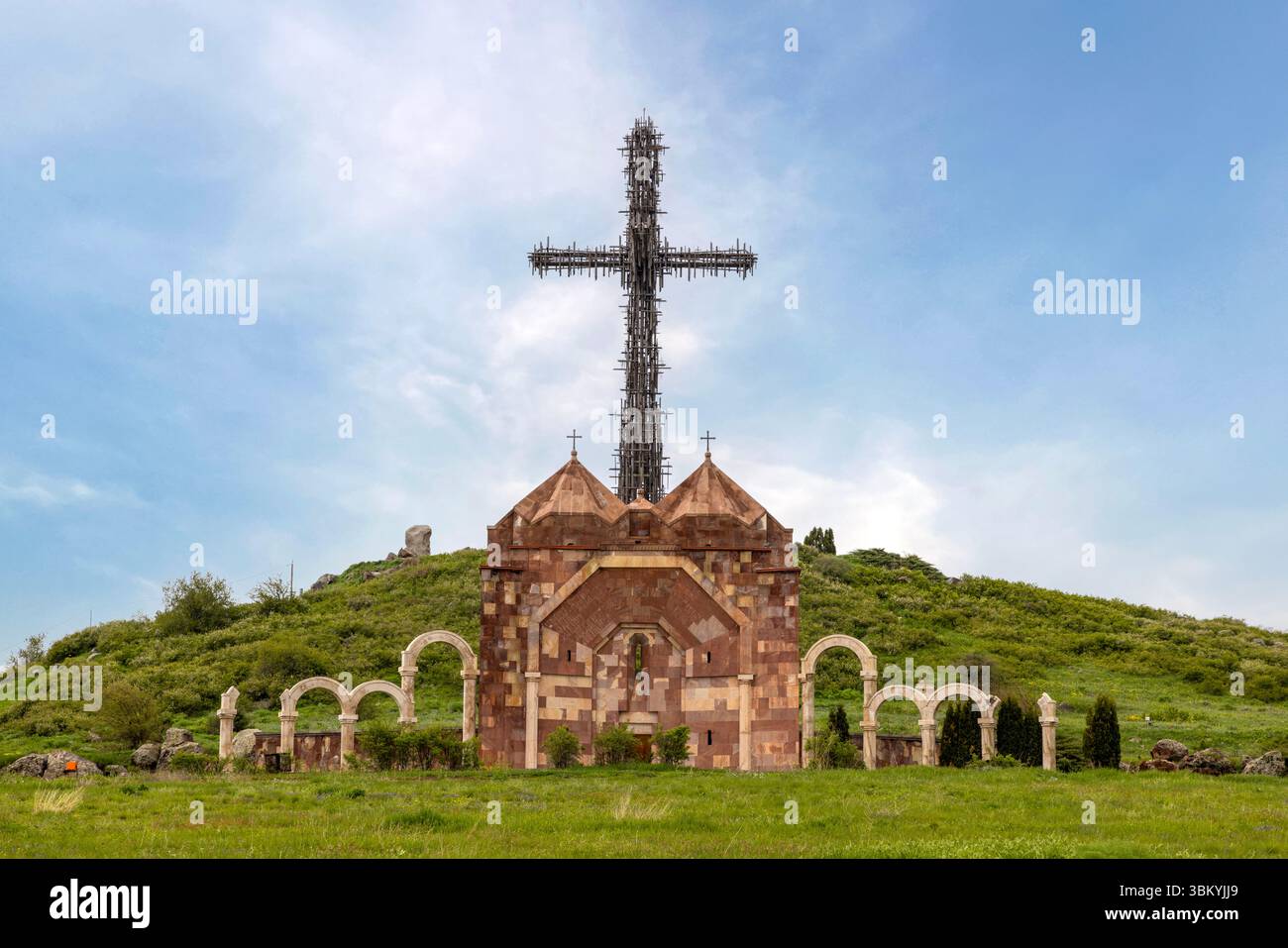 Riesige Steinbriefe, die das einzigartige Drehbuch der Nation feiern, stehen vor der dramatischen Kulisse des Mount Aragats am Armenian Alphabet Monument. Stockfoto