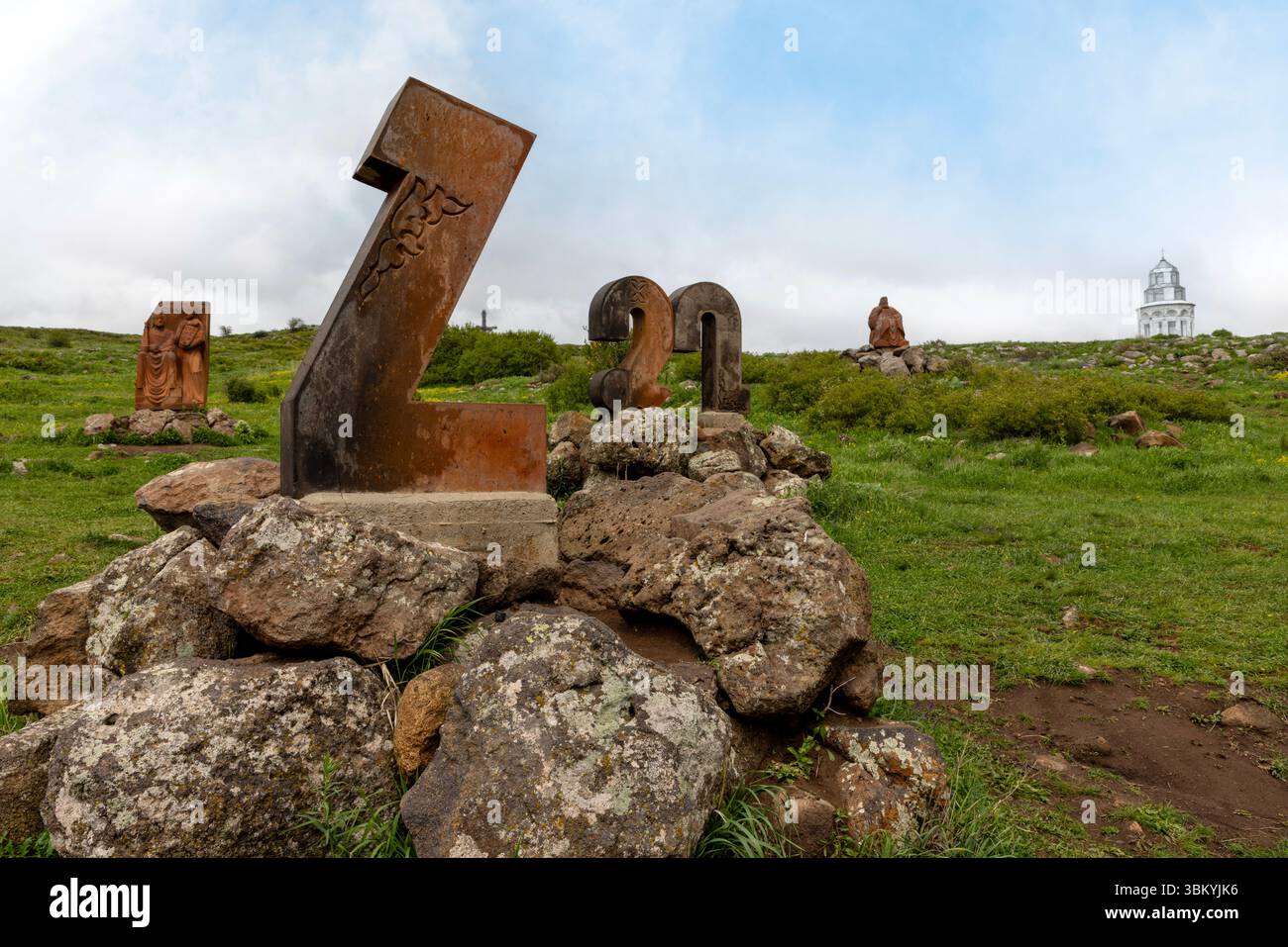 Riesige Steinbriefe, die das einzigartige Drehbuch der Nation feiern, stehen vor der dramatischen Kulisse des Mount Aragats am Armenian Alphabet Monument. Stockfoto