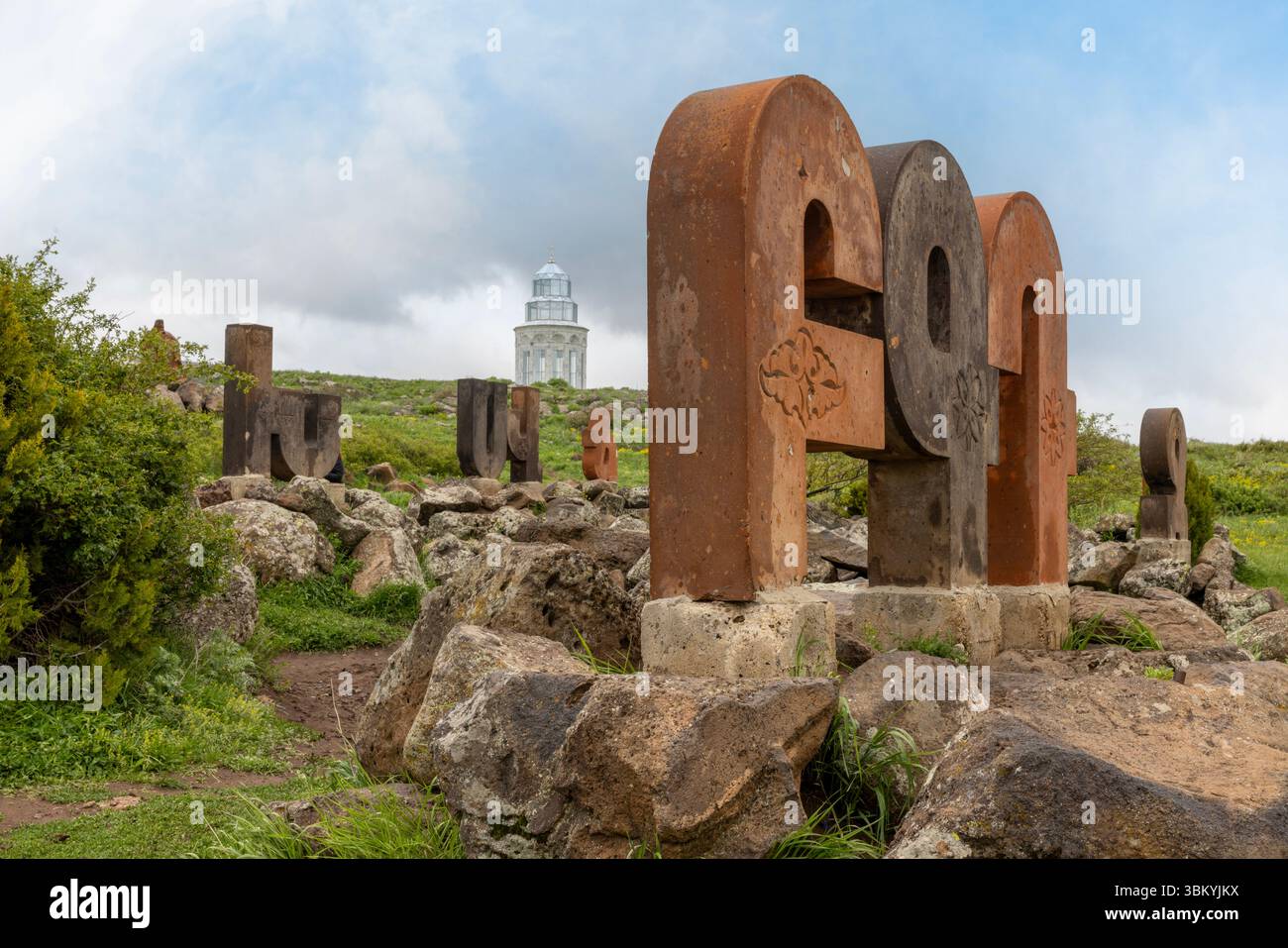 Riesige Steinbriefe, die das einzigartige Drehbuch der Nation feiern, stehen vor der dramatischen Kulisse des Mount Aragats am Armenian Alphabet Monument. Stockfoto