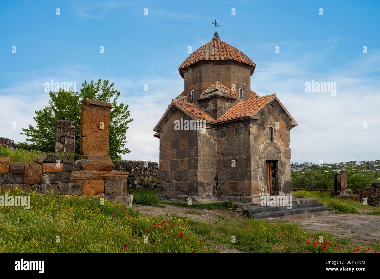 Die Karmravor-Kirche aus dem 7. Jahrhundert in Ashtarak, die wegen ihres intakten Ziegeldachs als „rötlich“ bekannt ist, ist eine kleine, wunderschön erhaltene kreuzförmige Kirche. Stockfoto