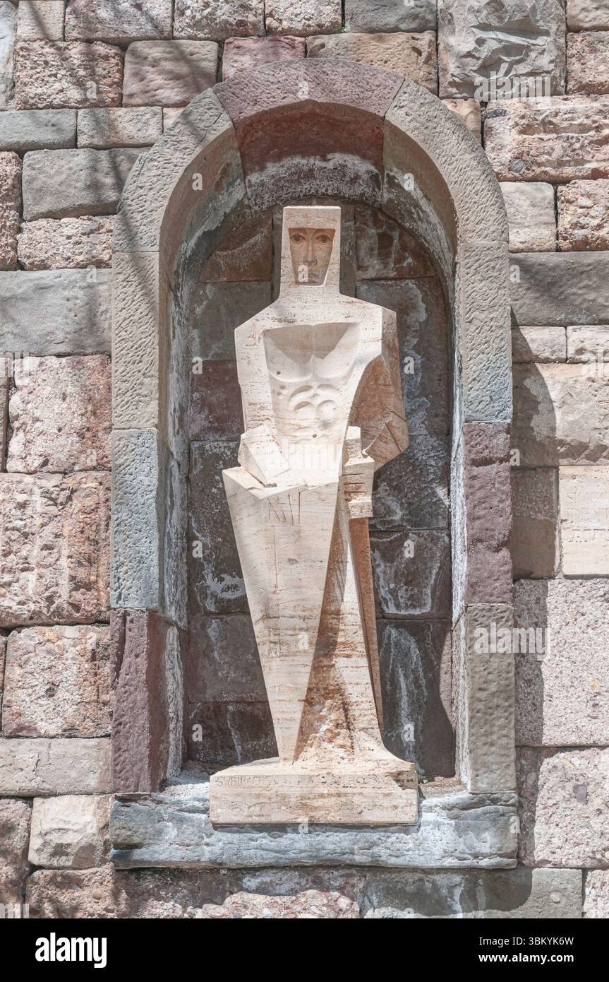 Eine Statue des Heiligen Georg von Josep Maria Subirachs, einem katalanischen Bildhauer und Maler des späten 20. Jahrhunderts im Monistrol de Montserrat Katalonien Spanien Stockfoto